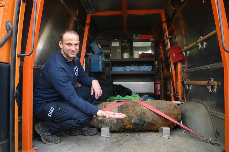 Um die Weltkriegsbombe zu entschärfen, wurde der beschädigte Zünder mit dem Boden abgeschnitten, wie Sprengmeister Thomas Zowalla erklärte.Robert Michael/dpa