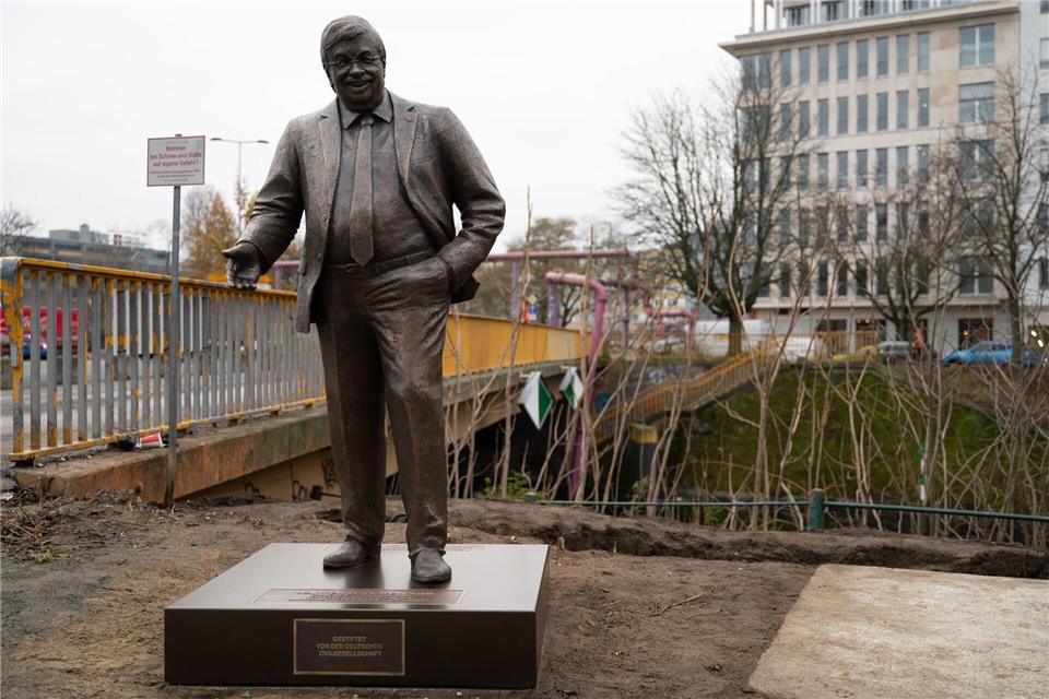Um die vom Zentrum für Politische Schönheit  vor dem Konrad-Adenauer-Haus aufgestellten Statue von Walter Lübcke gibt es weiter Diskussionen. Markus Lenhardt/dpa
