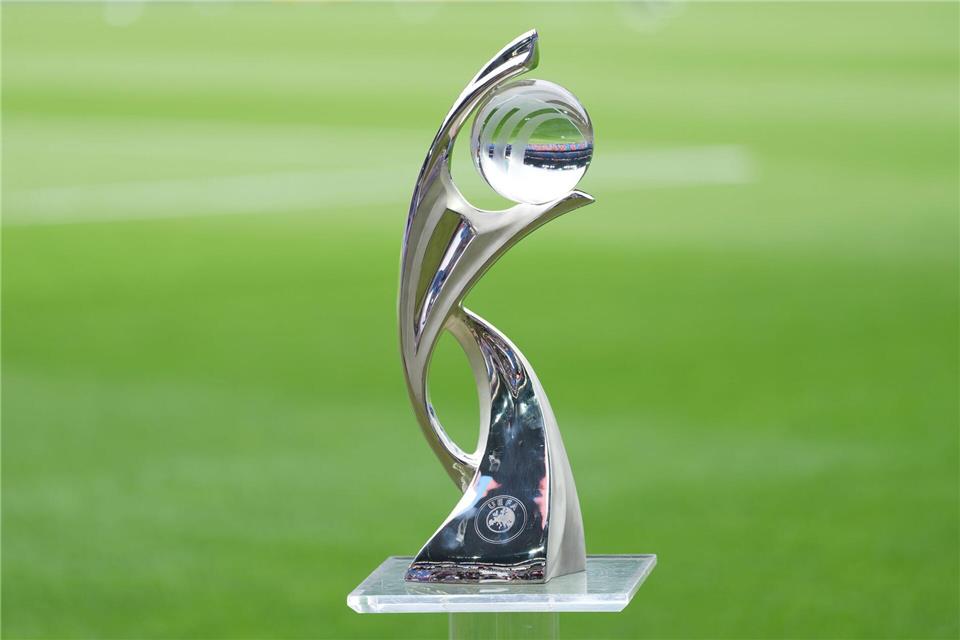 Um diese Trophäe geht es. (Archivbild)Martin Meissner/AP/dpa