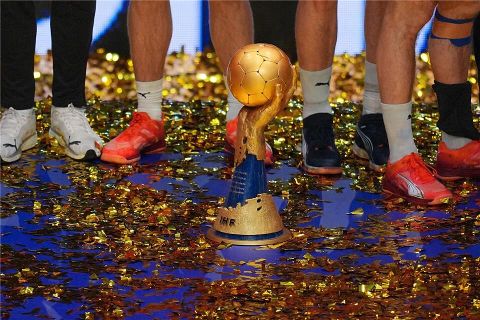 Um diesen Pokal geht es bei der Handball-WM in Deutschland. (Archivbild)Soeren Stache/dpa