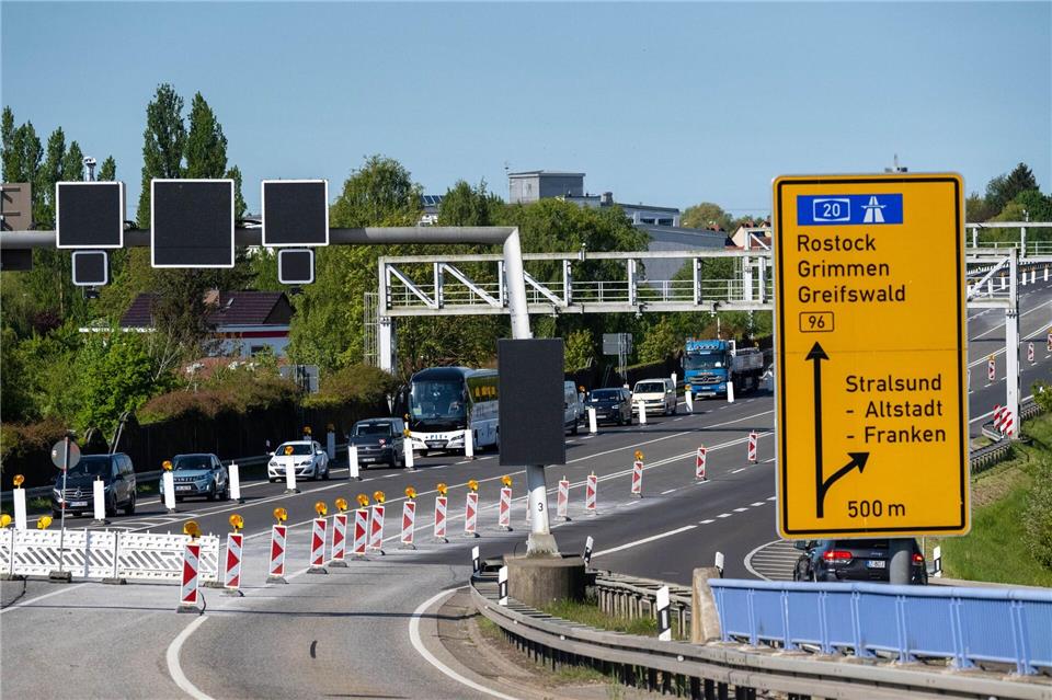 Um ein Verkehrschaos an Pfingsten zu vermeiden, soll je eine Fahrspur vom 6. bis zum 10. Juni wieder freigegeben werden. Stefan Sauer/dpa