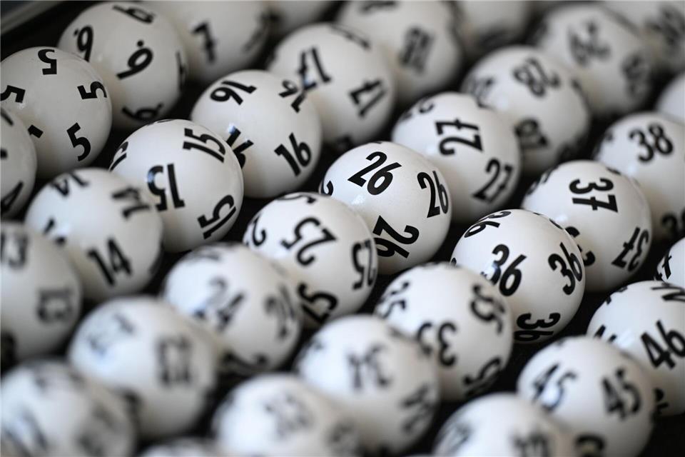 Um einen Jackpot zu knacken, muss ein Tipper die richtigen sechs Zahlen aus 49 plus die richtige Superzahl haben. (Illustration)Arne Dedert/dpa