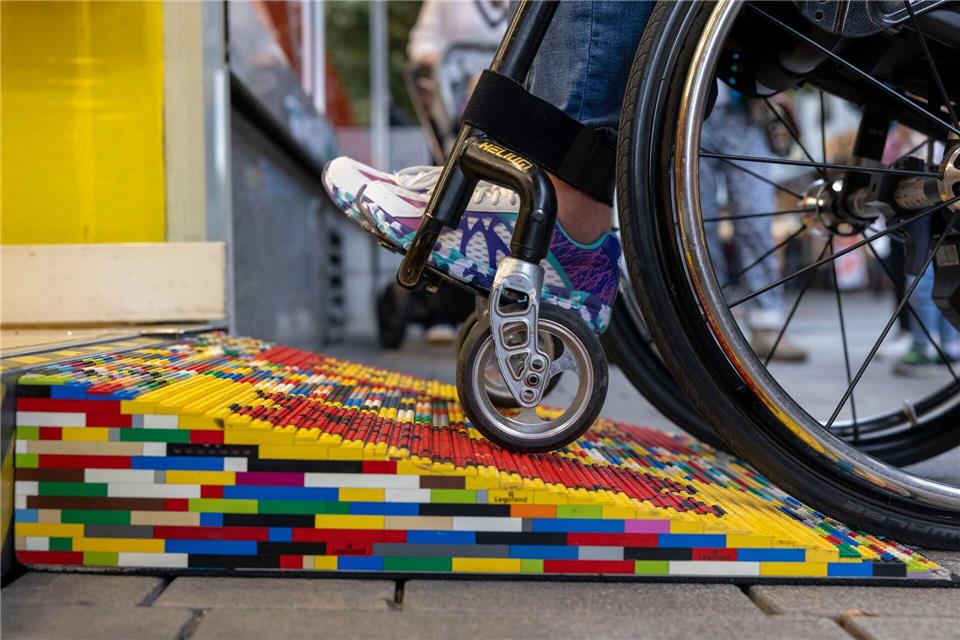 Um einzelne Stufen an den Eingängen zu überwinden, werden nicht mehr benötigte Bausteine gesucht. (Symbolbild)Helmut Fricke/dpa