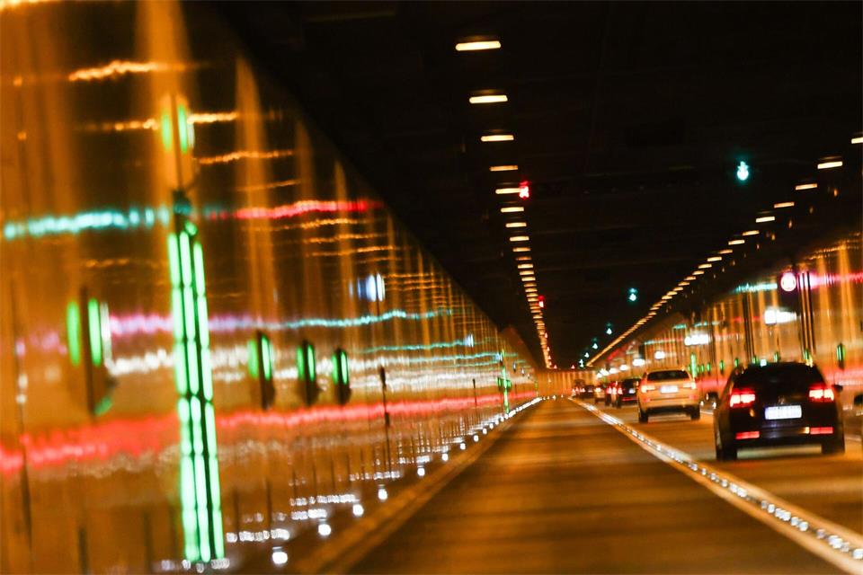 Um gefährliche Staus im Elbtunnel zu vermeiden, werden nur drei der vier vorhandenen Spuren je Fahrtrichtung freigegeben. (Archivbild)Christian Charisius/dpa