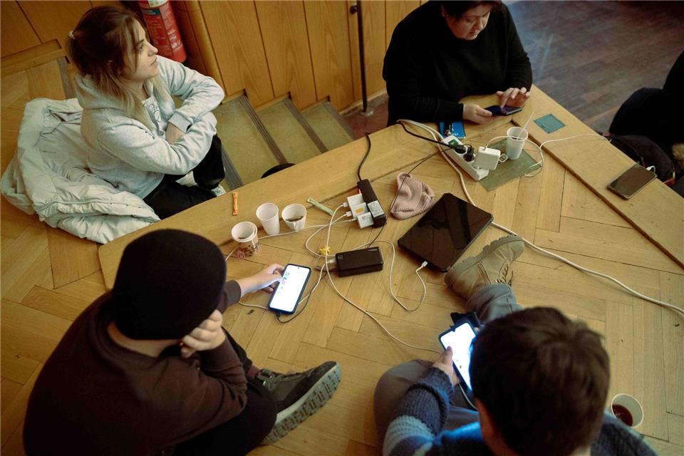 Um ihre Mobiltelefone aufzuladen, kommen Einwohner der vom Stromausfall betroffenen Gebiete im Südwesten Berlin ins Rathaus Zehlendorf.Carsten Koall/dpa