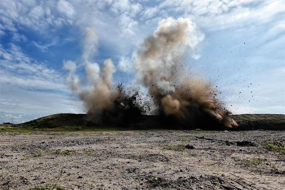 Um in Hochwassernotlagen Deiche zur Entlastung sprengen zu können, trainierten THW-Einsatzkräfte so ein Szenario nun im Landkreis Cuxhaven.Christian Butt/dpa