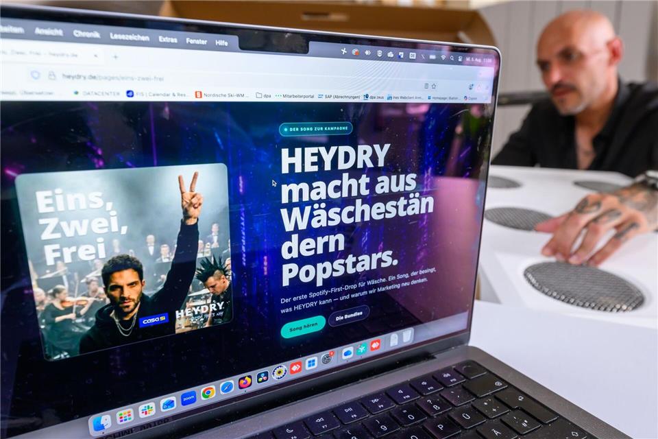 Um sein Produkt anzupreisen, hat Gründer Marcel Nagler aus Mittweida eine Werbekampagne komplett von der KI erstellen lassen. Braucht es künftig noch klassische Werbeagenturen?Hendrik Schmidt/dpa
