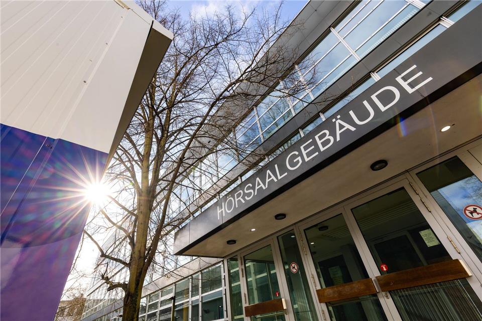 Um zu sparen, baut die Marburger Philipps-Universität unter anderem rund 100 Stellen in der Verwaltung ab. Christian Lademann/dpa