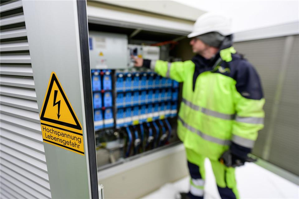 Um zu wissen, wo genau Strom gebraucht wird, testet ein Projekt im Lüneburger Raum digitale Stromzähler an Ortsnetzstationen.Philipp Schulze/dpa