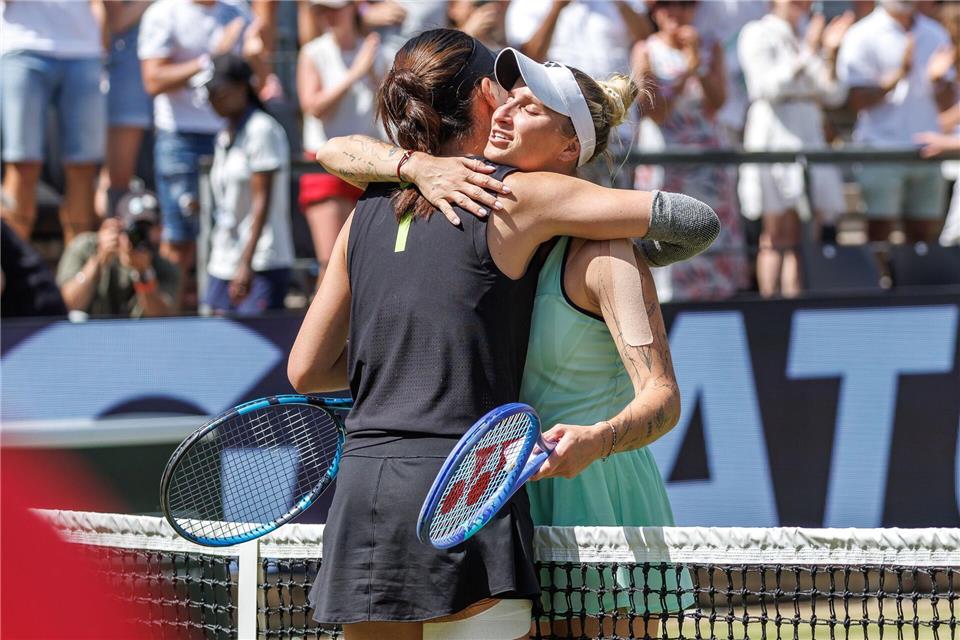 Umarmung zwischen Siegerin Marketa Vondrousova und Finalistin Wang Xinyu.Andreas Gora/dpa