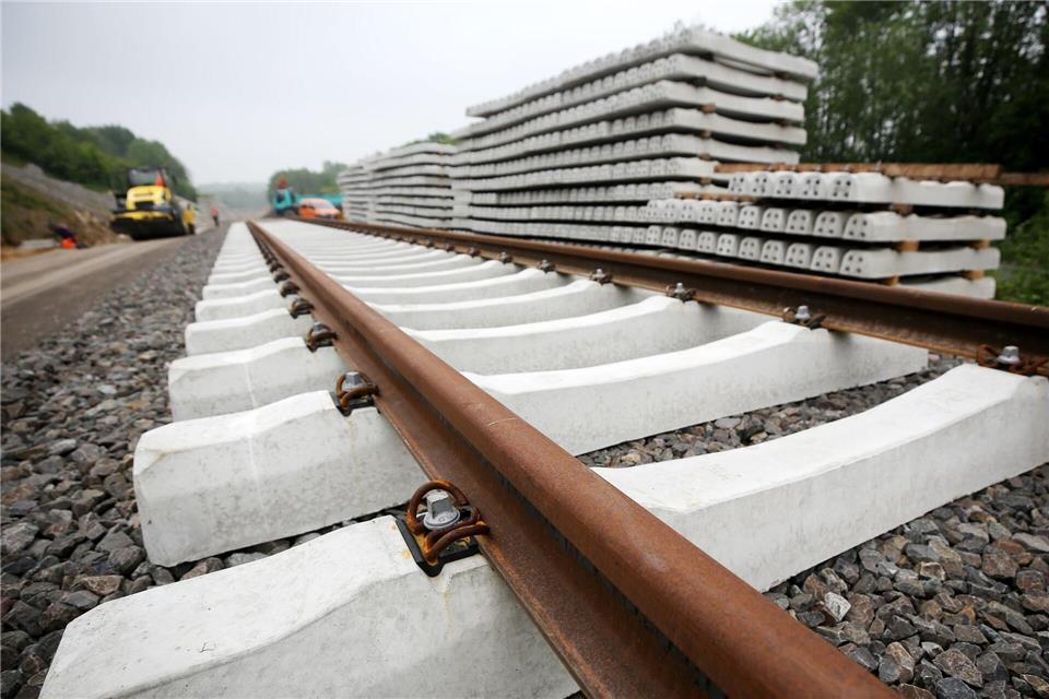 Umfangreiche Arbeiten an Gleisen, Weichen, Oberleitungen und Brücken: Die Streckensperrung soll helfen, Bauarbeiten zu bündeln. (Symbolbild)Roland Weihrauch/dpa