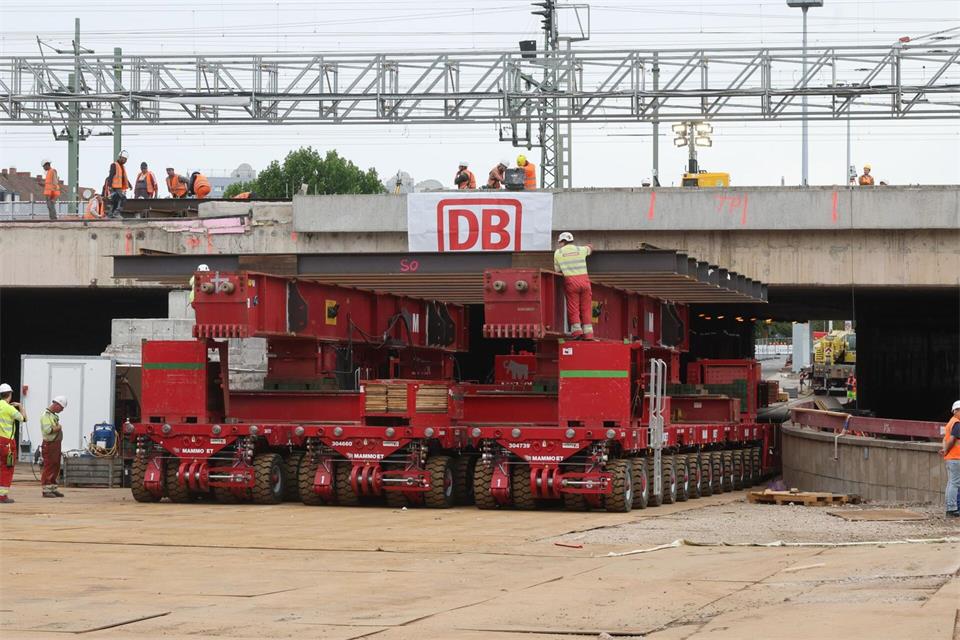 Umfangreichen Arbeiten laufen derzeit an einer Bahnbrücke am Schmidtstedter Knoten in Thüringen.Bodo Schackow/dpa