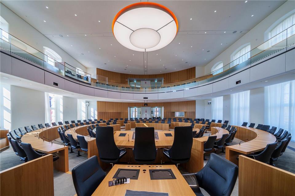 Umfrage deutet auf Kopf-an-Kopf-Rennen zwischen CDU und SPD hin. (Archivbild)Andreas Arnold/dpa