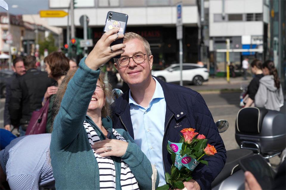 Umfragen sagen ein knappes Rennen um das Rote Rathaus voraus, in das CDU-Spitzenkandidat Stefan Evers als Regierender Bürgermeister einziehen will.Sven Kaeuler/dpa