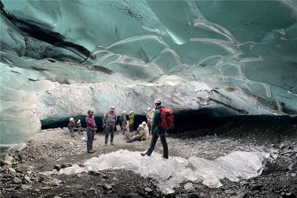 Umgeben von Eis und Geröll ist man auf einer Eishöhlentour am Vatnajökull.Manuel Meyer/dpa-tmn