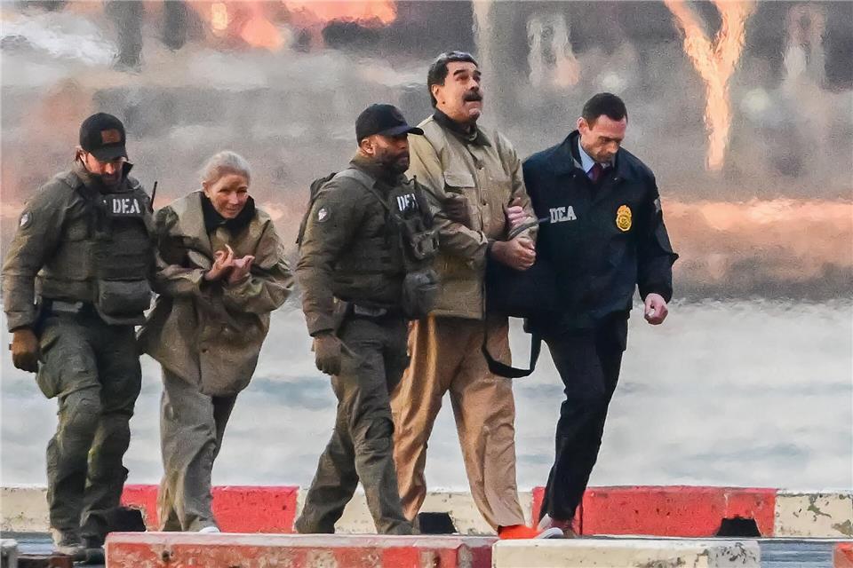 Umgeben von schwer bewaffneten Sicherheitskräften treffen der gefangen genommene venezolanische Präsident Nicolas Maduro (2.v.r) und seine Frau Cilia Flores (2.v.l) am Wall Street Heliport im New Yorker Stadtbezirk Manhattan ein. Kyle Mazza-Cnp/Zuma Press/dpa