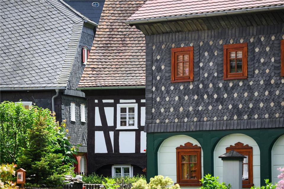 Umgebindehäuser prägen vor allem in Ostsachsen manches Ortsbild in einzigartiger Weise. (Archivbild)Robert Michael/dpa