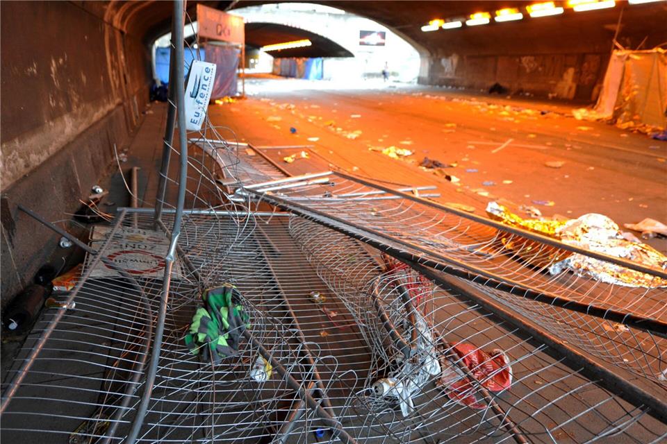 Umgestürzte Absperrgitter liegen nach dem Loveparade-Unglück in der Unterführung, in der sich das tödliche Gedränge ereignete. (Archivbild)picture alliance / dpa