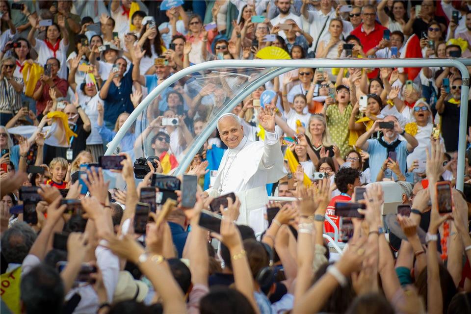 Umjubelt: Papst Leo XIV. kommt zu einer Gebetsvigil im Olympiastadion Lluis Companys in Barcelona.Kike Ricón/EUROPA PRESS/dpa