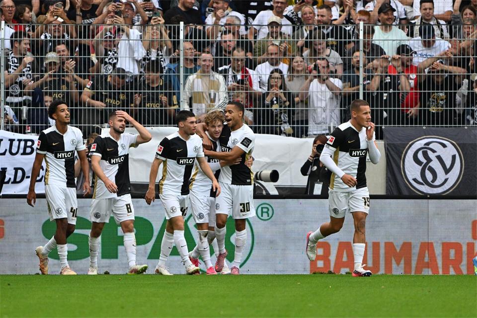 Umjubelter Start der SV Elversberg im Oberhaus gegen Leverkusen. Harald Tittel/dpa