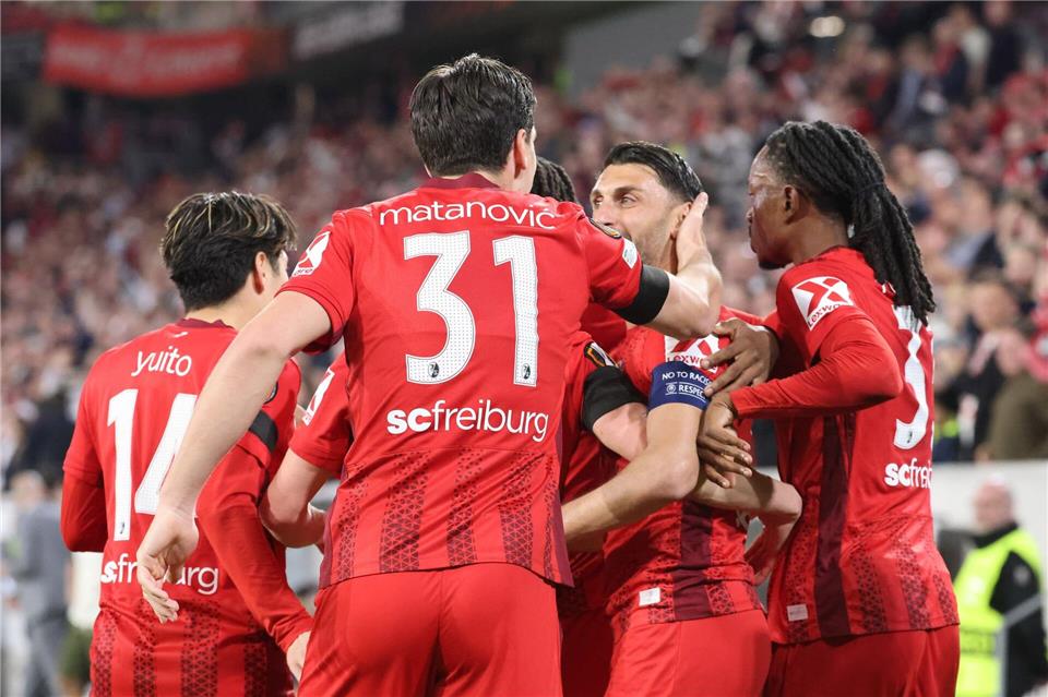 Umjubelter Torschütze: Freiburgs Vincenzo Grifo (2.v.r.).Philipp von Ditfurth/dpa