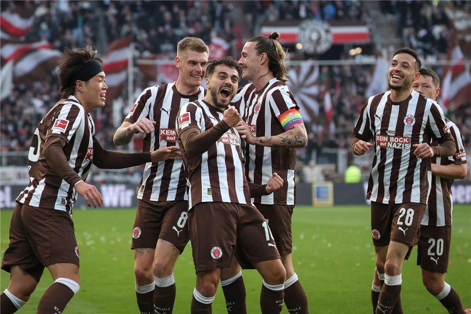 Umjubelter Torschütze: St. Paulis Danel Sinani (3.v.l.) nach seinem Tor zum 1:0Christian Charisius/dpa