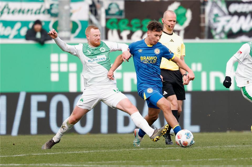 Umkämpft ging es zwischen Fürth und Braunschweig zur Sache.Heiko Becker/dpa