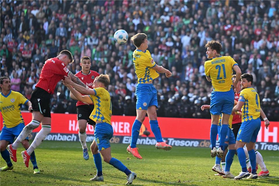 Umkämpfte Duelle: das Niedersachsen-Derby Eintracht Braunschweig gegen Hannover 96. (Archivbild)Swen Pförtner/dpa