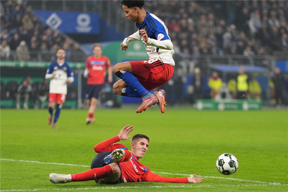 Umkämpftes Spiel im Pokal zwischen dem HSV und Holstein Kiel. Marcus Brandt/dpa