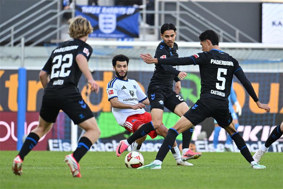 Umkämpftes Spiel mit knappem Sieger: Paderborn bezwingt den HSV.Swen Pförtner/dpa