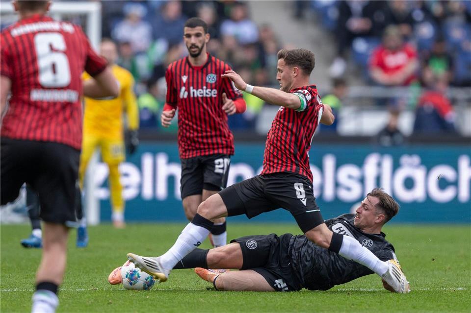 Umkämpftes Topspiel in Hannover.David Inderlied/dpa