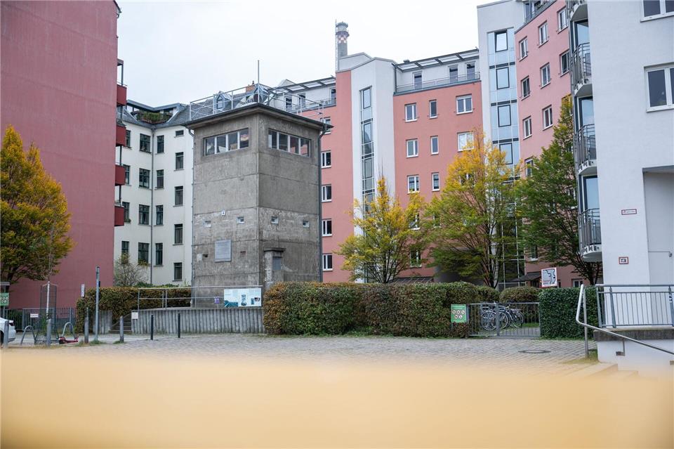 Umrahmt von Wohngebäuden: Der ehemalige Wachturm steht am Kieler Eck in Berlin Mitte.Sebastian Gollnow/dpa