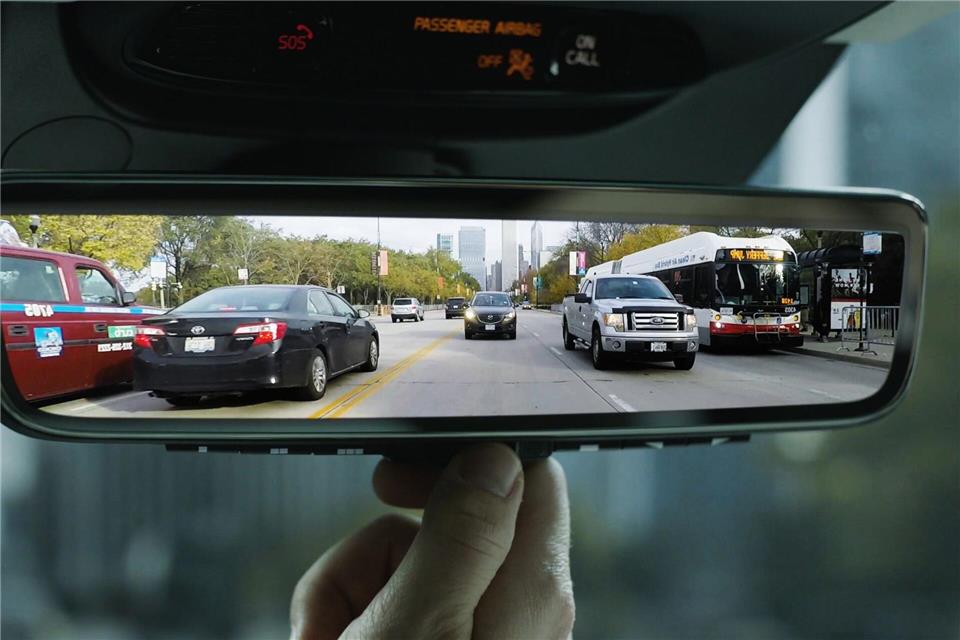 So können Autofahrer Blendung im Straßenverkehr vermeiden Umschalten: Einige Spiegelsysteme wie etwa der Full Display Mirror (FDM) von Gentex lassen sich bei Bedarf jederzeit zwischen Display- und Spiegelmodus umschalten.Gentex Corporation/dpa-tmn