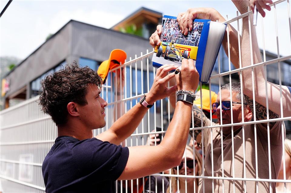 Umschwärmt: Weltmeister Lando Norris ist der Fahrer mit den meisten Rennen für McLaren. David Davies/PA Wire/dpa