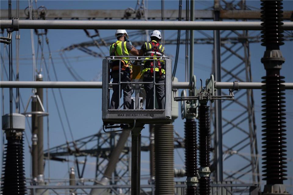 Umspannwerke, wie das von Transnet BW in Pulverdingen, verbinden die verschiedenen Netzebenen. (Symbolbild)Marijan Murat/dpa