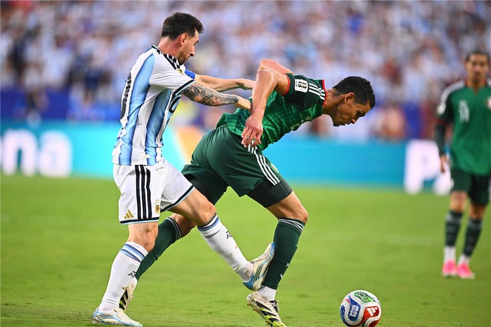 Umstrittene Szene: Lionel Messi foult seinen Gegenspieler.Tom Weller/dpa