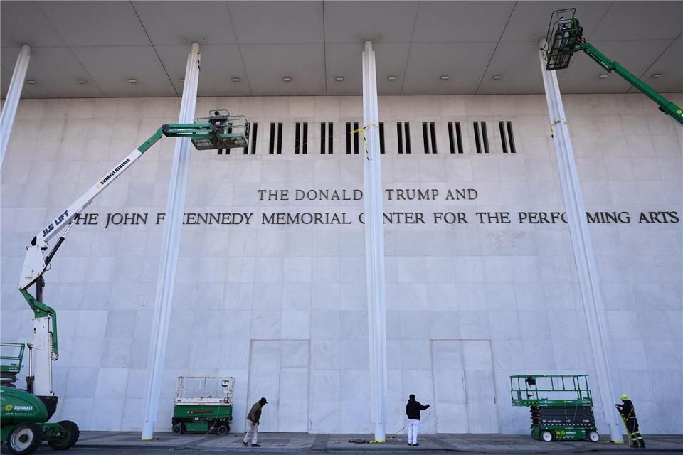 Umstrittene Umbenennung: Am renommierten Kennedy Center wurde Trumps Name angebracht. (Archivbild)Jacquelyn Martin/AP/dpa