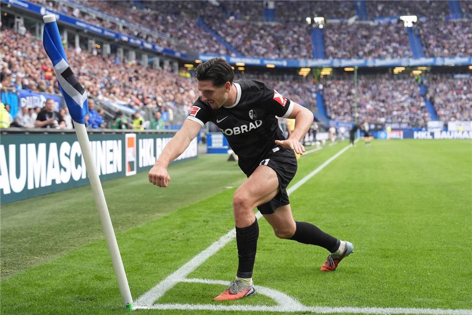 Umstrittener Jubel: Freiburgs Torschütze und Ex-St. Paulianer Igor Matanovic boxt eine HSV-Eckfahne nach seinem Treffer zum 1:1.  Marcus Brandt/dpa
