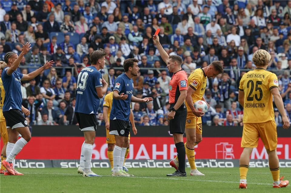 Umstrittener Platzverweis: Bielefelds Christopher Lannert sieht bei der 1:2-Niederlage gegen Dynamo Dresden die Rote Karte.Friso Gentsch/dpa