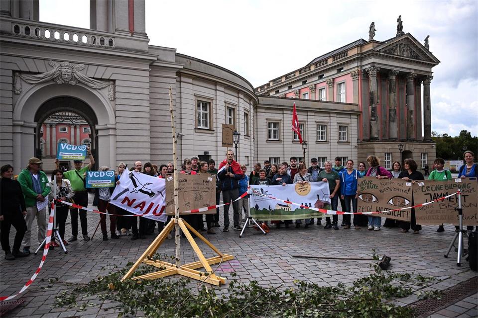Umwelt- und Naturschutzverbände demonstrieren vor dem Brandenburger Landtag gegen geplante Kürzungen.Britta Pedersen/dpa