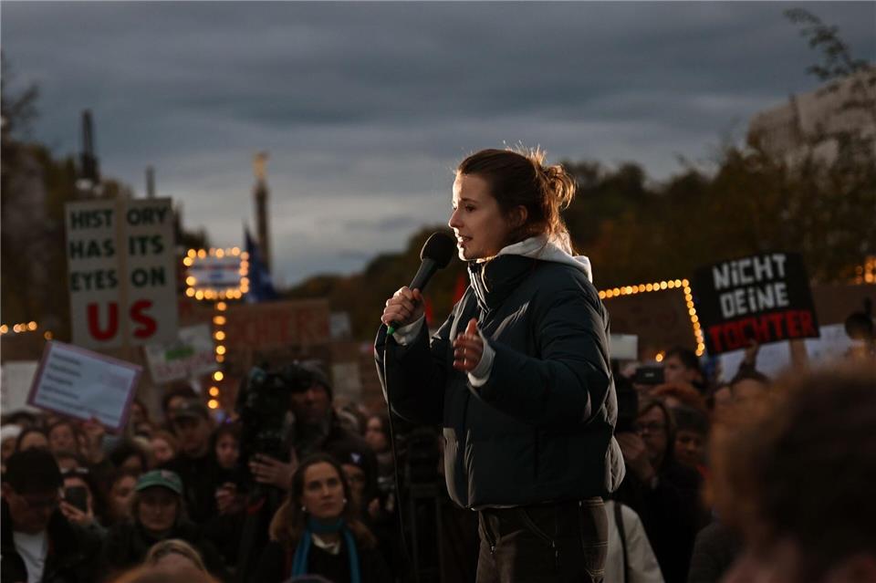 „Wir sind die Töchter“ - Tausende protestieren vor CDU Umweltaktivistin Luisa Neubauer sprach bei der Kundgebung.Lilli Förter/dpa