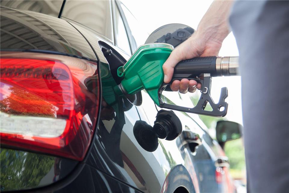 Umweltaspekt im Fokus: Der Bioethanol-Anteil in E10 soll den CO₂-Ausstoß im Vergleich zu reinem Benzin reduzieren, und ist in der Regel günstiger als das höherwertige Super Plus.Christin Klose/dpa-tmn