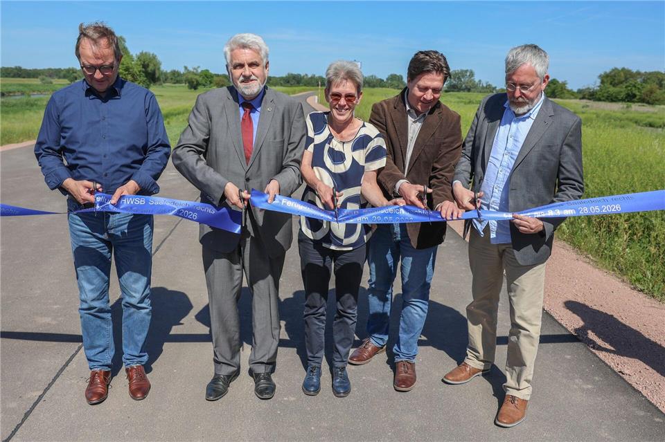 Umweltminister Armin Willingmann gab bei Groß Rosenburg den letzten sanierten Abschnitt des Saaledeichs zwischen Calbe und Barby frei.Peter Gercke/dpa