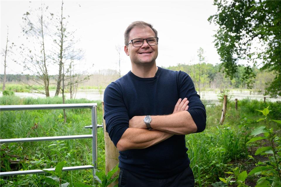 Umweltminister Carsten Schneider (SPD); hier bei einem Besuch der wiedervernässten Möllmer Seewiesen in Brandenburg, glaubt: Von nasseren Mooren kann nicht nur das Klima profitieren, auch die Landwirte gewinnen. (Archivbild)Bernd von Jutrczenka/dpa