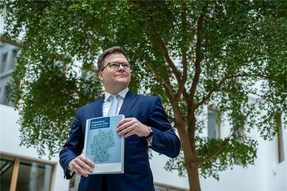 Umweltminister Carsten Schneider (SPD) sieht das neue Klimaschutzprogramm als Fortschritt - steckt aber auch reichlich Kritik dafür ein.Michael Kappeler/dpa