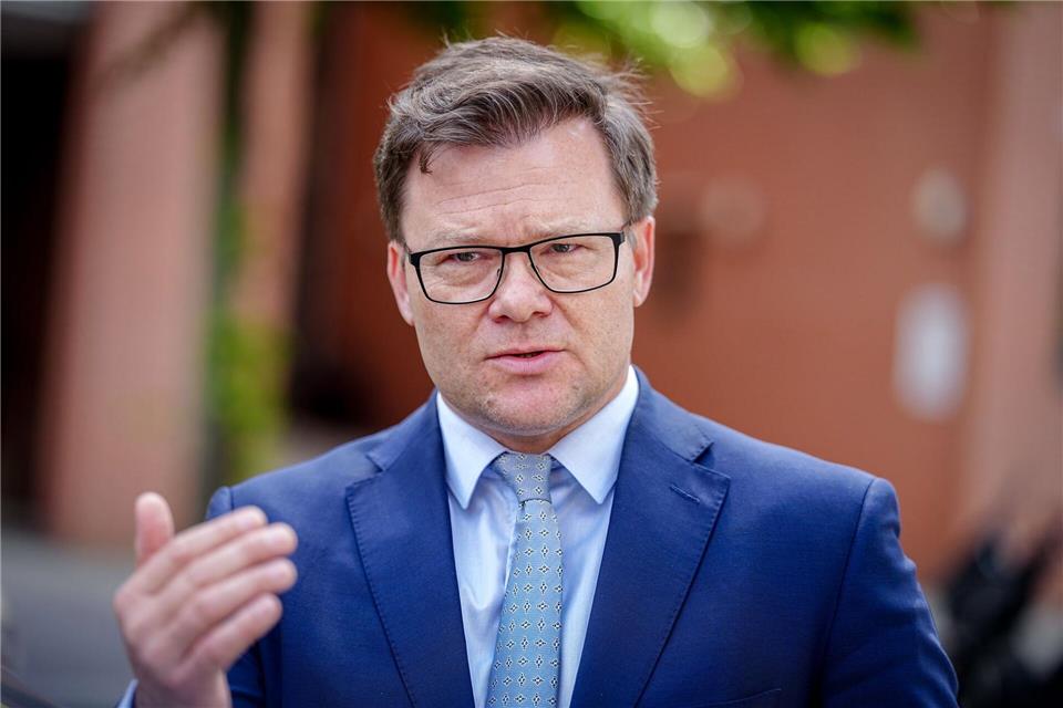 Umweltminister Carsten Schneider droht mit einer Vertragsstrafe, falls Unternehmen ersteigerte Windkraft-Flächen auf See zurückgeben wollen.Kay Nietfeld/dpa
