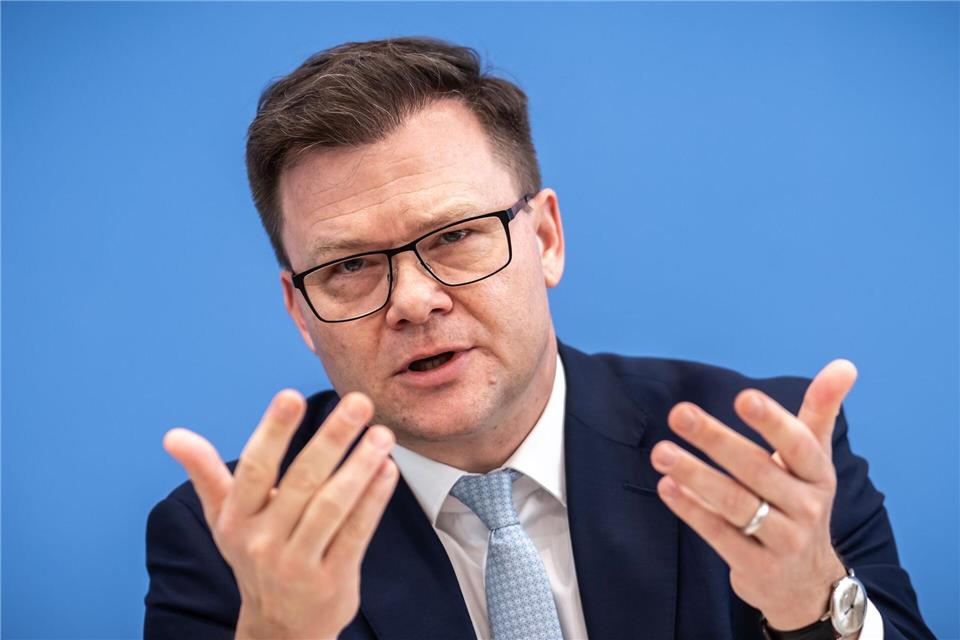 Umweltminister Carsten Schneider will, dass schneller ein Endlager für den deutschen Atommüll gefunden wird. (Archivbild)Michael Kappeler/dpa