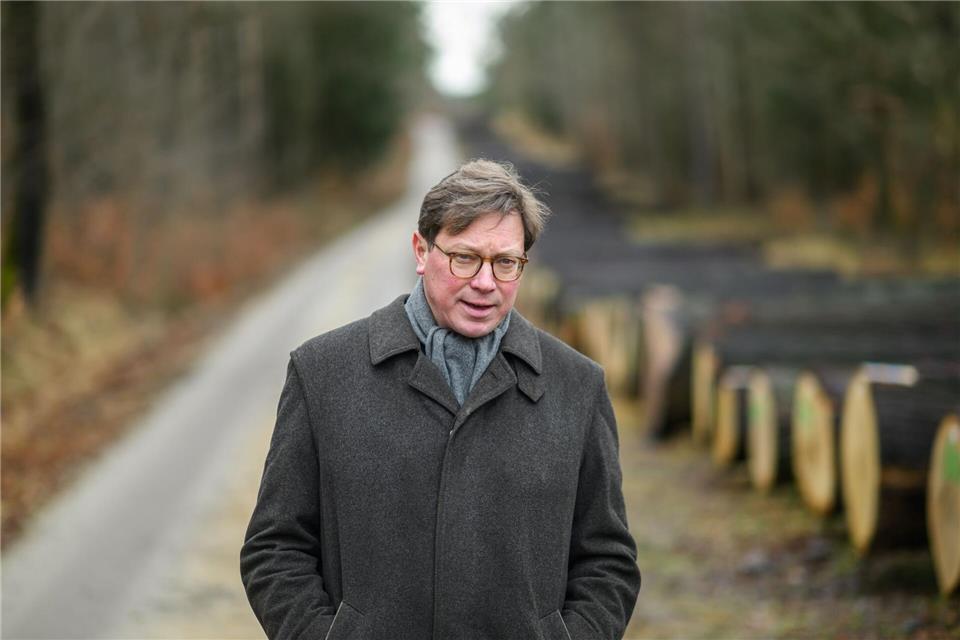Umweltminister Georg-Ludwig von Breitenbuch (CDU) hat Ehrenamtliche für ihr Engagement im Naturschutz ausgezeichnet. (Archivbild)Robert Michael/dpa
