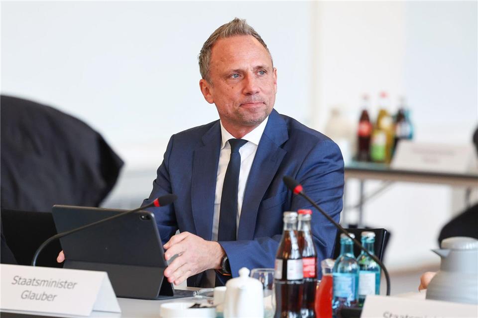 Umweltminister Thorsten Glauber (Freie Wähler) sieht den Hochwasserschutz in Bayern künftig besser aufgestellt.Daniel Löb/dpa