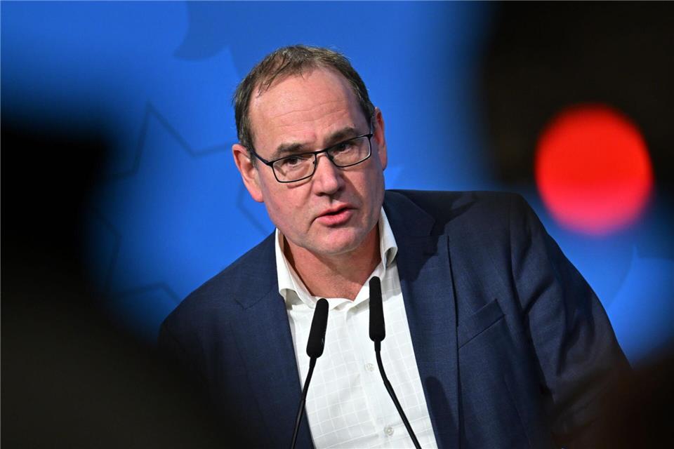 Umweltminister Tilo Kummer (BSW) freut sich über einen besseren Waldzustand.Martin Schutt/dpa